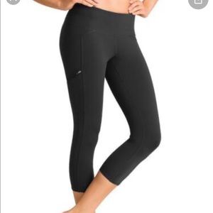Athleta Drifter Capri in Black